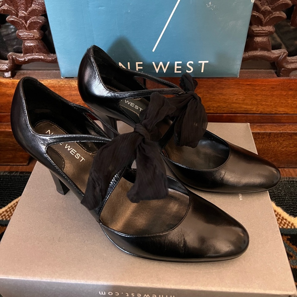 Nine West Black Leather Heels with Exchangeable Ribbons Ties Shoe size 6.5!